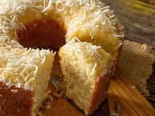 5 receitas de bolo de liquidificador para fazer rapidinho no lanche da tarde: é só bater os ingredientes e levar para assar