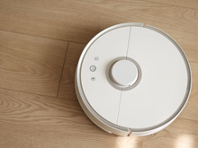 Poeira no chão deixa de ser problema com robô aspirador em oferta