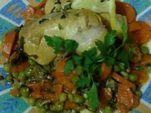 Frango com ervilhas,cenouras e ervas aromáticas