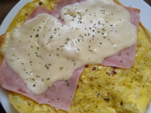 Omelete de batata com presunto e queijo