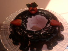 Sorvete de morango com calda de chocolate