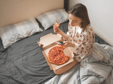 Descubra se comer antes de dormir faz mal