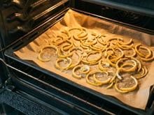 Colocar cascas de limão no forno: por que as pessoas fazem isso e quais os benefícios?