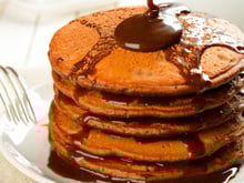 Não aguentava mais lanchar panqueca de banana, até que aprendi essa receita de panqueca de cenoura com chocolate sem açúcar e sem farinha!