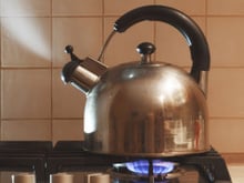 Nem vinagre, nem bicarbonato de sódio: como limpar profundamente sua chaleira e remover o calcário (ela ficará como nova!)