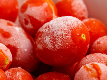 Pode congelar tomate inteiro ou prejudica o sabor e a textura do fruto? A resposta pode te surpreender!