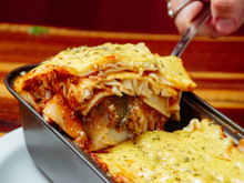 Tem arroz sobrando em casa? Nada de jogar fora! Aproveite as sobras do alimento e prepare uma deliciosa massa de lasanha sem glúten e sem lactose