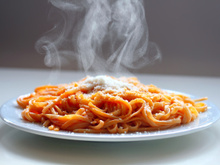 O mistério por trás dos pratos quentes nos restaurantes: entenda motivo e sirva assim em casa também