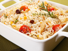 Arroz com bacalhau, tomate e ervas