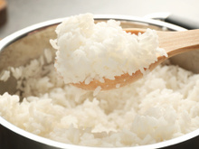 Você tem costume de requentar o arroz? Esse hábito pode trazer riscos para a sua saúde, mas é possível se manter seguro se fizer assim