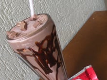 Milk shake de kit kat da familia burger