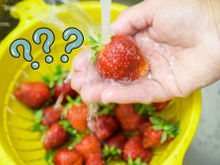 A maioria faz errado: veja como lavar morangos da forma certa
