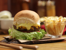 Hambúrguer com maionese caseira