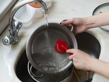 Por que enxaguar a louça antes de lavar pode, na verdade, torná-la menos limpa?