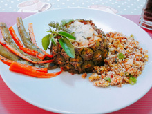 Frango tropical com legumes salteados e farofa de aveia