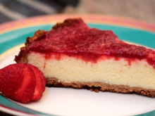 Todos pedem mais um pedaço dessa torta de ricota com geleia de morango: sobremesa deliciosa para servir no fim de semana