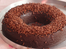 Brigadeirão sem forno: sobremesa cremosa leva apenas 4 ingredientes