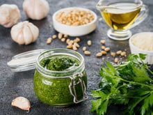 Receitas de molho pesto: 20 opções para macarrão, saladas e mais