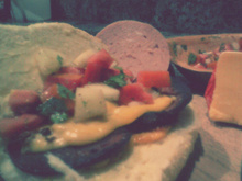 Sanduíche de queijo derretido e mortadela