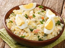 Desde que comecei a fazer salada de maionese com essa dica de um chef com Estrela Michelin, ela sempre fica mais saborosa