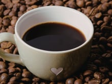 Muita gente não sabe com o que não se deve comer café. Mas será que se pode comer ovos cozidos e bananas junto com a bebida?