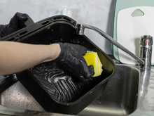 Parece uma boa ideia, mas sua airfryer pode estar perdendo o antiaderente por causa desse erro de limpeza e o TudoGostoso explica o motivo