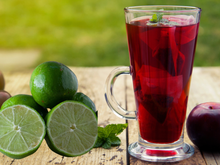 Saiba os benefícios do chá de ameixa com limão e como fazer a infusão da melhor forma