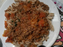 Macarronada de macarrão integral com molho bolonhesa light