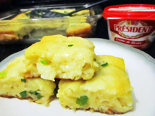 Torta cremosa de cebola e queijo sem glúten