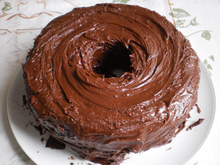 Bolo de laranja com cobertura de chocolate