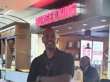 Quem é o rei agora? Cozinheiro do Burger King recebe presente medíocre após nunca ter faltado um dia de trabalho em 27 anos, viraliza e consegue comprar um food truck de última geração