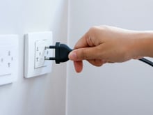 Atenção sobre 3 aparelhos elétricos: desligá-los da tomada para economizar energia pode não valer a pena o risco e pode até causar a quebra deles mais rapidamente