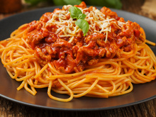 Macarrão à bolonhesa perfeito com molho suculento e sem acidez: 5 dicas práticas para fazer em casa