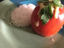 Tomate recheado de atum e queijo