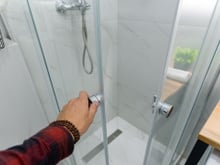 Quanto custa remover um box de chuveiro antigo e instalar um novo? Em média, não é tão barato quanto muitos pensam