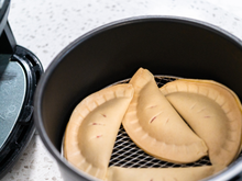 Salgado de padaria só que saudável: receita de pastel crocante na airfryer é simples e com poucos ingredientes