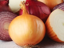 Derramei algumas lágrimas, mas testei cebolas roxas e brancas em várias receitas e descobri qual é a melhor para cada prato