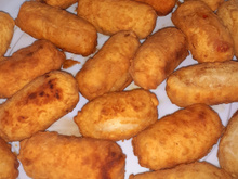 Enrolado de salsicha na massa de pastel