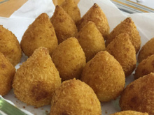 Fazer coxinha de frango virou rotina aqui em casa com essa receita do TudoGostoso: massa leve, fácil de preparar e recheio cremoso