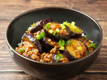 Berinjela empanada na airfryer com molho de missô: o jeito mais gostoso e fácil de preparar o vegetal