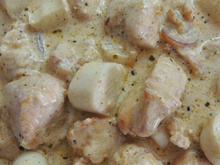 Strogonoff de frango com bacon e cream cheese