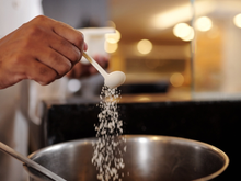 Por que algumas receitas pedem para colocar o sal só no final? TudoGostoso explica como a ordem dos temperos faz diferença no resultado final do seu prato
