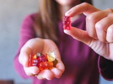 Balas de fruta - tipo aqueles ursinhos de gelatina - brilham por causa da cera de carro entre seus ingredientes