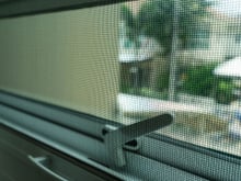 Por que os japoneses colocam telas especiais nas janelas dos apartamentos e como elas afastam os insetos?