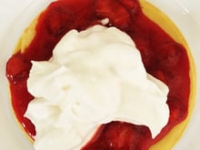 Panqueca aberta com calda de morango