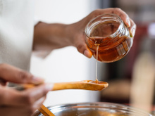 Benefícios e malefícios do mel: quando incluir na dieta, cuidados e como escolher o mel certo