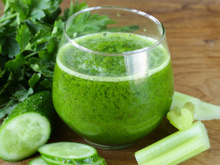 Começo o dia com esse suco verde de aipo e pepino: dá energia, desincha e fica pronto em menos de 5 minutos