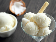 Veja como fazer sorvete de tapioca e aprenda as receitas de 3 caldas para acompanhar