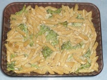 Macarrão com molho branco e  brócolis