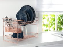 Se você tem uma pia pequena, essa oferta é para você: escorredor de dois andares com 40% OFF